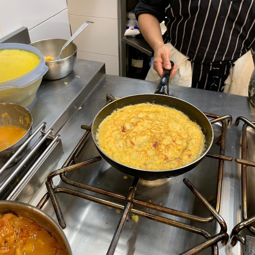cocinando tortilla con alegrias casa masip