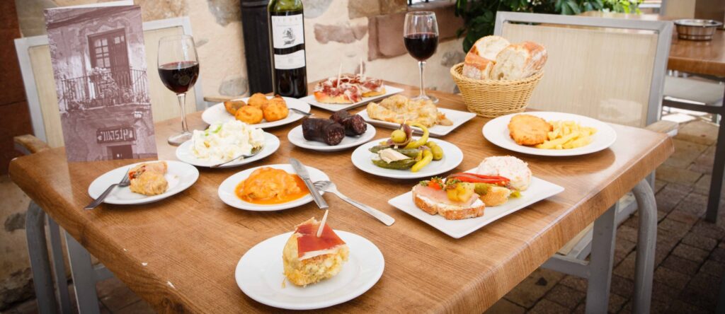 gastronomia riojana. Pinchos, Bar Masip, Ezcaray, La Rioja, España.