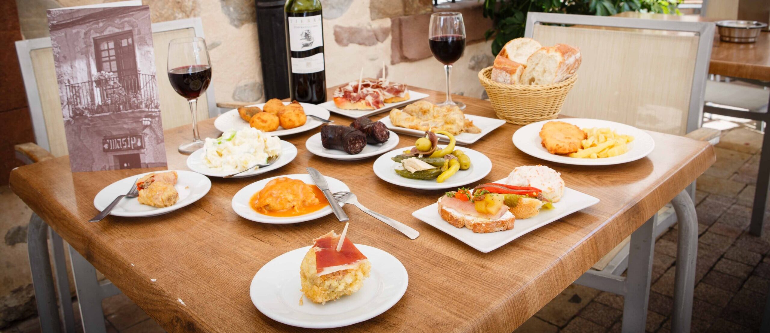 gastronomia riojana. Pinchos, Bar Masip, Ezcaray, La Rioja, España.